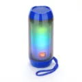 Tragbarer kabelloser Bluetooth-Lautsprecher Detailansicht mit bunter RGB-Beleuchtung. - Blau