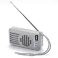 Nahaufnahme des tragbaren kabellosen Bluetooth-Lautsprechers in Grau mit Teleskopantenne. - Grau
