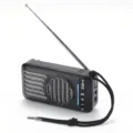 Tragbarer kabelloser Bluetooth-Lautsprecher im Retro-Radio-Design mit Antenne und Band. - Schwarz