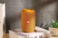 Detailaufnahme des tragbaren wasserdichten Stoff-Bluetooth-Laufsprechers in leuchtendem Orange. - Gold