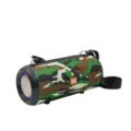 Vue détaillée de l'enceinte Bluetooth étanche portable avec motif camouflage et sangle. - Camouflage