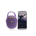 Tragbarer violetter Bluetooth Lautsprecher mit Karabiner, Stoffgewebe und Tasten Detail. - Lila