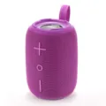 Vue détaillée d'un haut-parleur Bluetooth sans fil violet portable avec sangle et boutons. - Violet