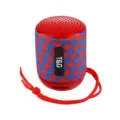 Vista di dettaglio dell'altoparlante Bluetooth portatile con motivo a croce e cordino. - Rosso Marmorizzato