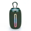 Nahaufnahme des zylindrischen tragbaren Bluetooth-Lautsprechers mit lebendigem RGB-Licht und Mesh. - Grün