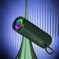 Tragbarer kabelloser Bluetooth-Lautsprecher mit RGB-Licht und starkem Sound. - Dunkelgrün