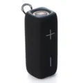 Nahaufnahme des tragbaren kabellosen Bluetooth-Lautsprechers mit Stoffnetz und Silikonknöpfen. - Schwarz