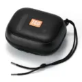 Tragbarer kabelloser Bluetooth-Lautsprecher Detailansicht mit schwarzem Netz und orangem Logo. - Schwarz
