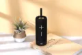 Tragbarer kabelloser Bluetooth-Lautsprecher mit Stoffnetz-Design und praktischem Tragegurt. - Schwarz