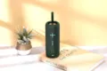 Primo piano dettagliato dell'altoparlante Bluetooth portatile wireless da esterno in tessuto. - Verde