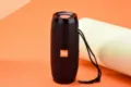 Vue détaillée de l'enceinte Bluetooth portable sans fil, design cylindrique avec lanière. - Noir