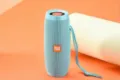 Vue detaillee d'un haut-parleur Bluetooth sans fil portable bleu clair avec sangle de transport. - Vert
