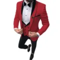 Vista detallada de traje rojo para hombre, chaleco negro, camisa blanca y pantalón. - S=44/29 / Rojo