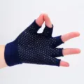 Vue détaillée des gants de yoga sans doigts bleu marine avec picots de préhension antidérapants. - Taille unique / Bleu Marine (100% Coton)