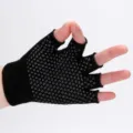 Vue détaillée de gants de yoga antidérapants demi-doigts noirs avec picots en silicone. - Taille unique / Tout coton - noir