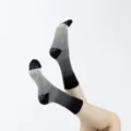 Verloop anti-slip yogasokken voor dames, stijlvolle sportieve grip sokken met kleurblok. - Eén maat / Zwart en Grijs