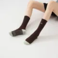 Bruine yoga antislip sokken met mooie volantrand en noppen, comfortabele variant. - Eén maat / Bruingroen