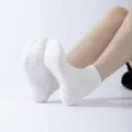 Witte antislip yogasokken voor dames, comfortabele ademende pilates sokken met grip. - Eén maat / Gebroken wit