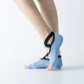 Rutschfeste Yoga Socken mit Zehenöffnung für Damen, mit Kreuzriemen und Noppen in Hellblau. - Einheitsgröße / Himmelblau