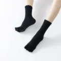 Chaussettes de yoga noires à cinq orteils mi-hautes avec semelle antidérapante pilates - Taille unique / Noir
