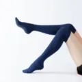 Donkerblauwe yogasokken over de knie met antislipzolen, lekker warm voor dans en fitness. - Eén maat / Marineblauw