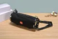 Tragbarer kabelloser Bluetooth-Lautsprecher mit tiefem Bass und Stoffnetz und Tragegurt - Schwarz