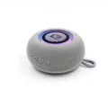Kompakter tragbarer Bluetooth-Lautsprecher mit Stoffbezug und buntem RGB-Lichtring. - Grau