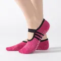 Roze antislip yogasokken voor dames, met elastische bandjes en gripnoppen voor pilates. - Eén maat / Rozerood