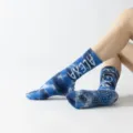 Μπλε κάλτσες γιόγκα tie-dye με αντιολισθητικές λαβές για πιλάτες και προπόνηση. - Ένα μέγεθος / Μελανζέ μπλε