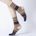 Vintage etnische stijl thermische yoga kuit sokken voor vrouwen met handige antislipzool. - Eén maat / Beige bloem (navyblauwe teen)