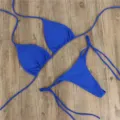 Gedetailleerd overzicht van effen blauwe halter bikiniset met veters, verstelbare bandjes en split. - S / Blauw