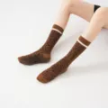 Damen braune Leo Yoga Socken rutschfest mit Grip lange Röhre Sport Pilates Socken neu - Einheitsgröße / Braun