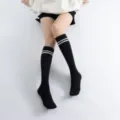 Japanse schoolstijl zwarte kniekousen met witte dubbele strepen, comfortabele sokken. - Eén maat / Zwart