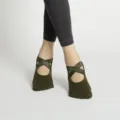 Chaussettes de yoga antidérapantes vertes foncées à brides croisées, pilates fitness danse. - Taille unique / Vert olive
