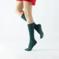 Calzini da yoga verde scuro a metà polpaccio con punti antiscivolo per fitness e allenamento. - Taglia unica / Verde Scuro