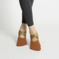 Chaussettes de yoga pilates antidérapantes femme, marron brides croisées dorées. - Taille unique / Couleur caramel