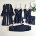 Dettagli del set pigiama da 5 pezzi in simil seta blu scuro con elegante finitura in pizzo. - Taglia S / Set / Blu Notte
