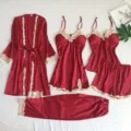 Set pigiama in raso rosso vino da 5 pezzi con delicati dettagli in pizzo per donna. - Taglia S / Set / Borgogna