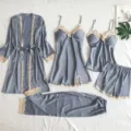 Set pigiama in raso da donna a 5 pezzi con delicati dettagli in pizzo, comodo abbigliamento notte. - Taglia S / Set / grigio-argento