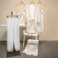 Detailaufnahme eines weißen Satin-Pyjama-Sets mit feiner goldener Spitzenborte im Detail. - S / Weiß