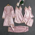 Damen 5-teiliges seidenartiges Pyjama-Set mit Morgenmantel, Top, Shorts, Hose und Brustpolstern. - S / Altrosa
