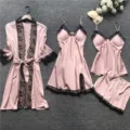 Completo pigiama sexy in satin da quattro pezzi con pizzo nero, vestaglia e pantaloncini. - Taglia S / Rosa