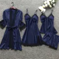 Vista dettagliata di un set pigiama a 4 pezzi in raso blu navy con delicato pizzo nero rifinito. - Taglia S / Blu navy