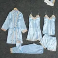Lichtblauwe 5-delige satijnen pyjamaset voor dames met delicate kanten rand, zacht en fijn. - Hemelsblauw