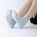 Calzini da yoga antiscivolo azzurri da donna, cotone traspirante con punti di presa. - Taglia unica / Blu Monet