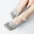 Graue Zehensocken für Damen, atmungsaktive Mesh-Bootssocken, rutschfeste Samt-Kurzsocken. - Einheitsgröße / Kreuzgurt-Stil / Grau