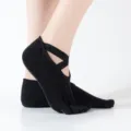 Zwarte katoenen antislip tenen yoga sokken met ballet kruisbandjes voor fitness training. - Eén maat / Zwart