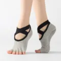 Graue Anti-Rutsch Zehensocken mit schwarzen Kreuzriemen für Damen Yoga und Pilates. - Einheitsgröße / Hellgrau