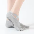 Grijze tenensokken voor yoga met antislipstippen en elastische gekruiste bandjes voor grip. - Eén maat / Lichtgrijs