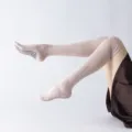 Beige over-de-knie yogasokken met antislip noppen voor dames, gezellige winter beenwarmers. - Eén maat / Lichtroze